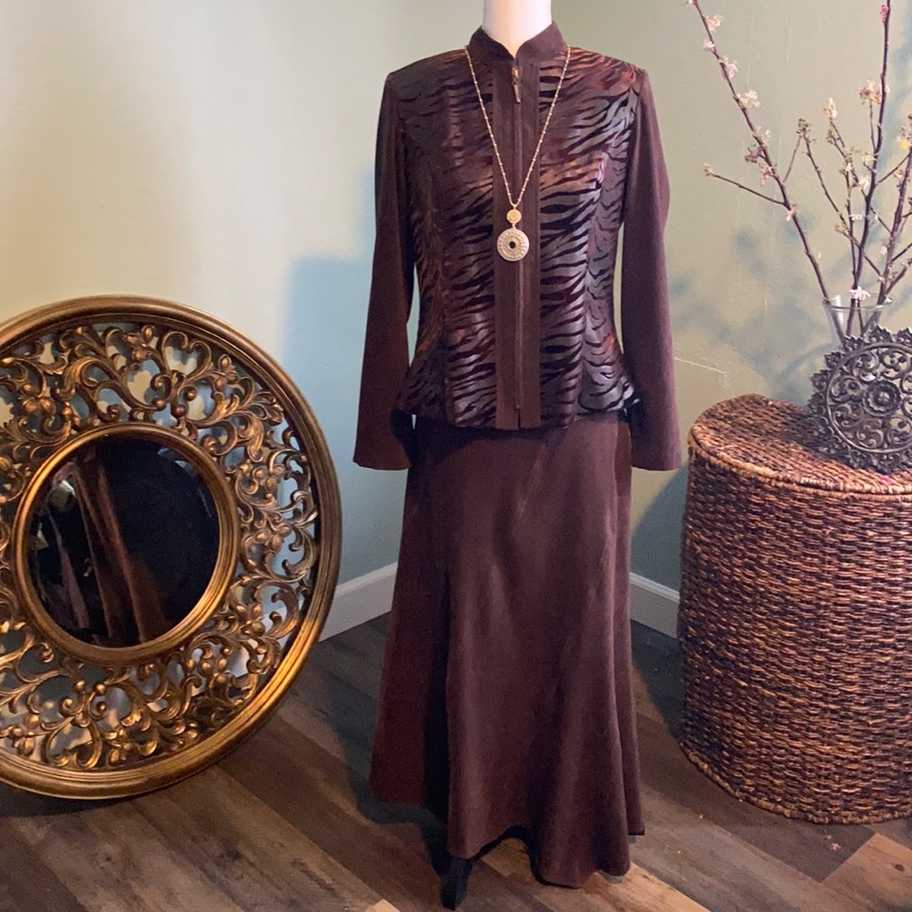 chocolate faux suede skirt EUC - Picture 5 of 7